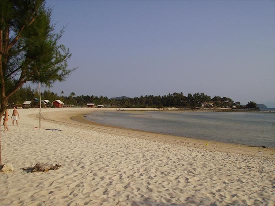 der strand! ich mach noch schoenere bilder. das wasser ist naemlich tuerkis, das sieht man hier nur nicht so toll..