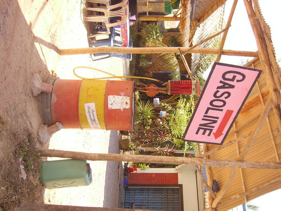 eine typisch thailaendische zapfsaeule fuer motorbikes