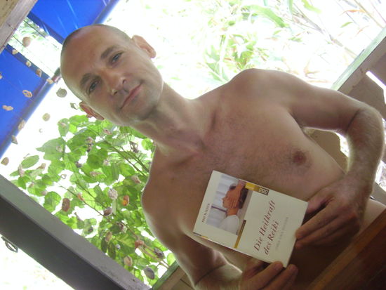 da wohnt auch der sebastian - der gutzte hat ein reiki buch gefunden in einem buchladen und es fuer mich mitgebracht. 1000 dank nochmal *g*.