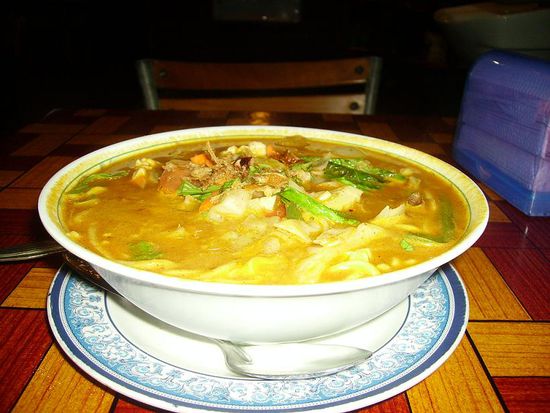 meine liebste lieblingssupper. tom yam. mit nudeln und gemuese. kein fisch, kein fleisch. das ist schwer, aber es klappt irgendwann *g*