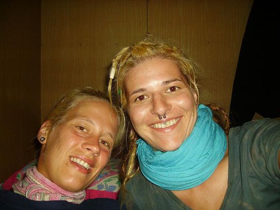 und wir, wie wir versuchen unsere halsschmerzen zu vertreiben.