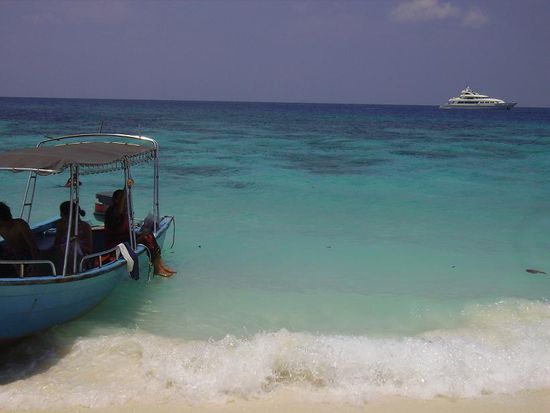 traumstrand auf coral island. hier waren wir waehrend unserem schnorcheltrip
