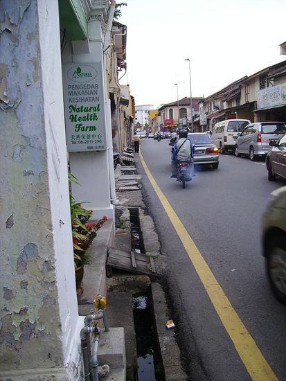rinnstein.. enthaelt wasser, muell, tote ratten sowie katzen und kakerlaken. yummi!
