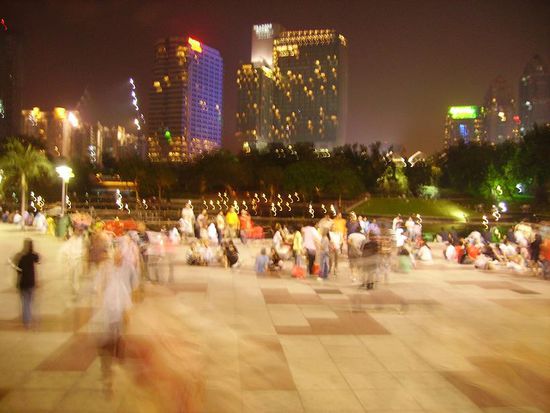 nachts ist hier richtig viel los.. und ja, ich mag, dass das bild so verzerrt ist - das ist kunst! *g*