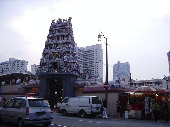 Ein Hindutempel in Chinatown. besonders beeindruckend fand ich die Kuhstatuen an den ecken.