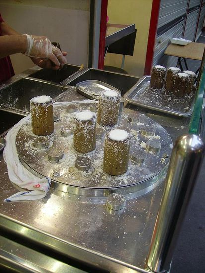 Indonesischer Kuchen. der wird in Bambusrohren gemacht.