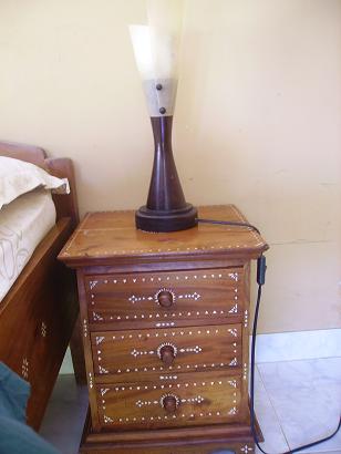 und eine nachttischlampe! noch mehr luxus! man beachte die schicken moebel!