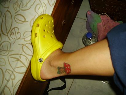 mein geschenk! diese schuhe sind sooo geil! sehen im ersten moment kacke aus, sind aber saugemuetlich und rutschfest und atmungsaktiv und GELB! na, wenn das nix ist!