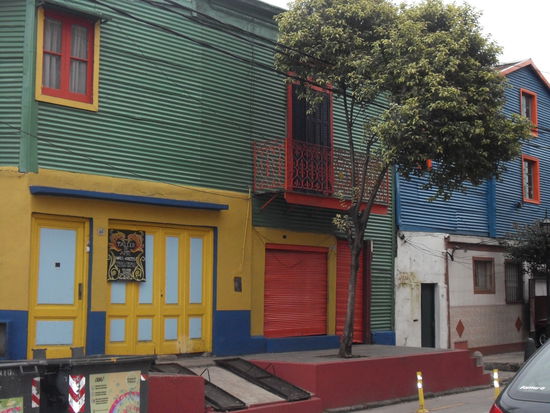 La Boca mit den typischen knallbunten Haeusern - bemalt mit Farben, die die Hafenarbeiter vom Schiffsanstrich mitgehen lassen konnten.