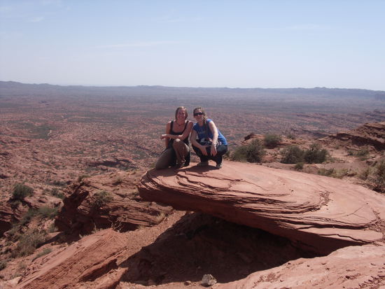 Julia und Andrea ueber der weiten Ebene, zu der sich die Schluchten ploetzlich absenken