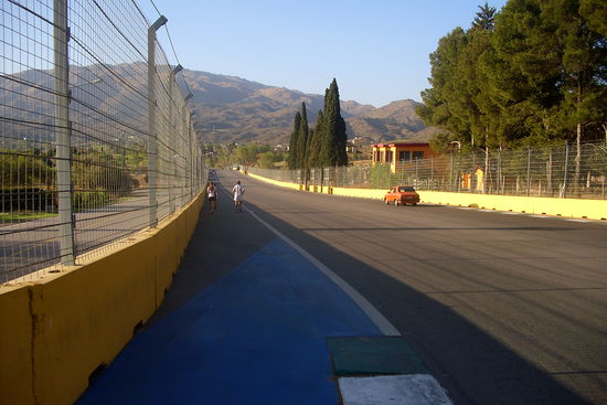 ...umgeben von Rennstrecke. Praktisch, um schnell hinzukommen =)