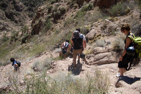 Hier sieht man sowohl Julia als auch den steilen, schotterigen Weg und den ein oder anderen Kaktus. Los, Leute, Kopfkino!