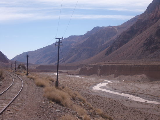 Das kleine Rinnsal wird spaeter mal unser Raftingfluss. In sein Flussbett muss er auch noch hineinwachsen.