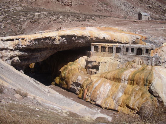 Nein, kein Urinstein, sondern die Puente del Inca, eine ueber lange Zeit natuerlich entstandene Bruecke aus schwefligem Gestein
