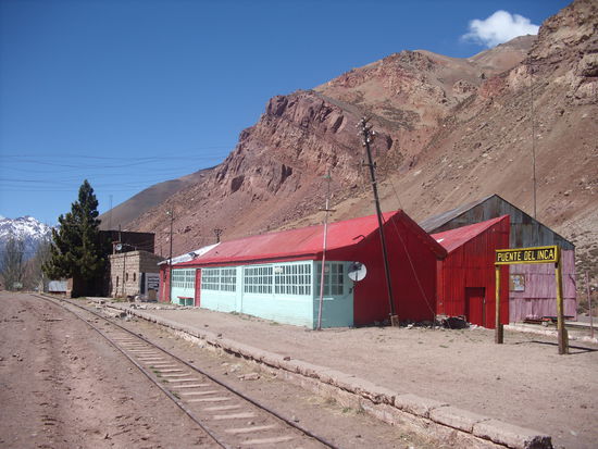 Einen Bahnhof gibt es, der Zug zwischen Argentinien und Chile ist aber leider im Ruhestand