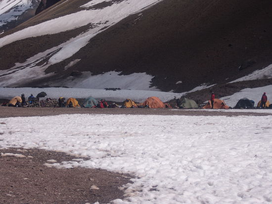 Wir scheinen uns dem wirklich hohen Berg zu naehern (Na? Wer weiss jetzt den Namen??)