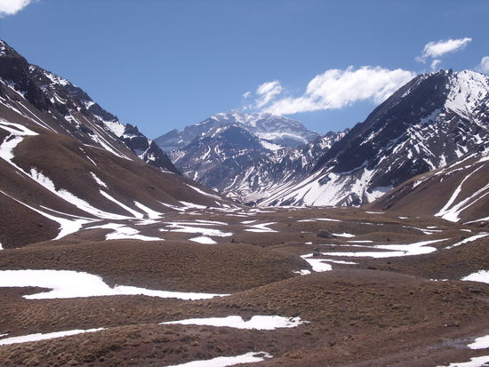 Ein Tipp: Der Name faengt mit Acon- an und hoert mit -cagua auf. Richtig!! Der Aconcagua, stolze 6962 m hoch