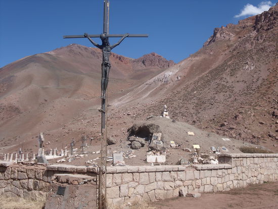 Von den 5000 Kletterern schaffen es jedes Jahr 5-10, nicht lebendig zurueckzukommen. Der Friedhof erinnert an diese Sportler.
