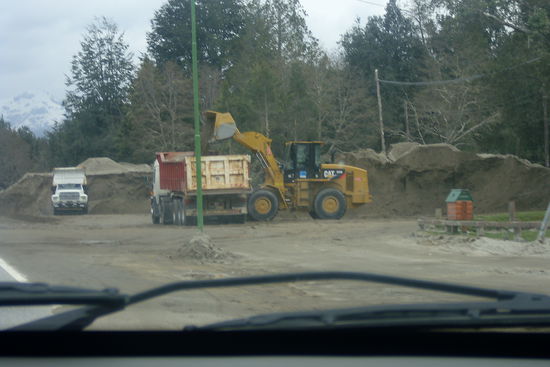 Mehr als vier Monate nach dem Vulkanausbruch sind die Aufraeumarbeiten noch immer in vollem Gange...es sieht sogar eher so aus, als wenn sie erst anfangen. Was natuerlich nicht der Fall ist.