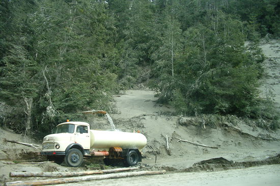 Die Strassen werden gewaessert, um ein bisschen gegen den Staub anzukaempfen