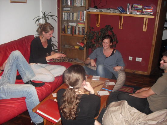 Wer gewinnt die Kniffelrunde? Julia nicht.