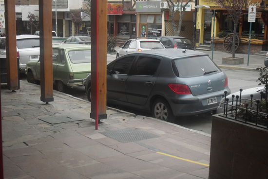 Wie man in diese Parkluecke kommt, durften wir live miterleben: zweimal vorne, zweimal hinten gegenfahren, und schon hat man sich genug Platz verschafft, um auch noch hier stehen zu koennen.