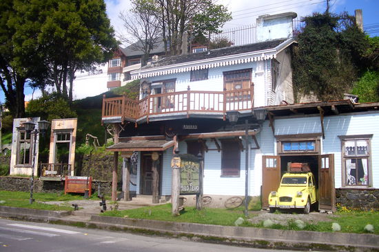 Ein Trödelmuseum am Hafen, selbst das Auto ist Teil der Ausstellung.