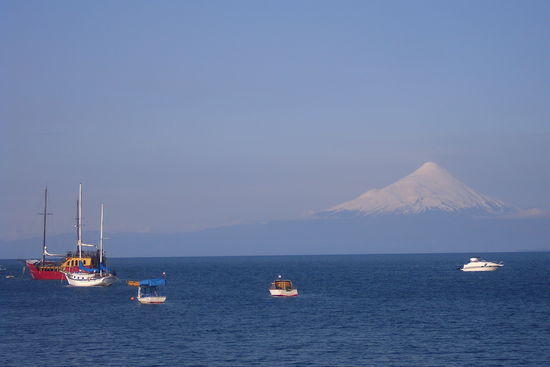 Auf der anderen Seeseite sieht man bei schönem Wetter den Bilderbuch-Vulkan Osorno.
