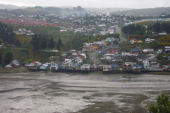 Selbst die bunten Haeuschen direkt im Hafen wirken im Regen ein bisschen trostlos