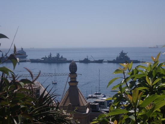 Die Kriegsschiffe im Hafen