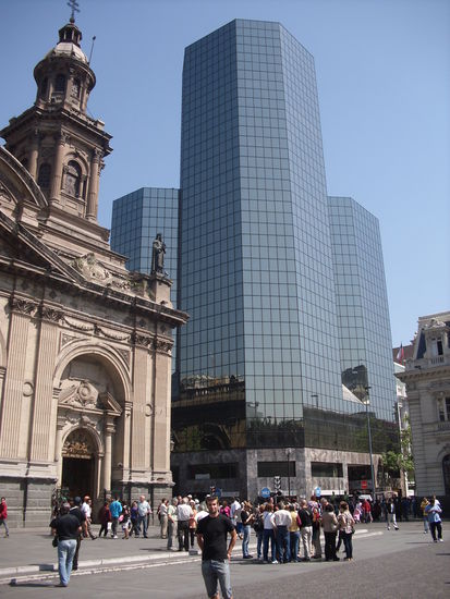 Alter und neuer Tempel an der Hauptplaza