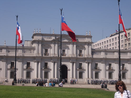 Regierunssitz und Praesidentenpalast mit Staatsempfang - allerdings nicht fuer die Frau unten rechts im Bild