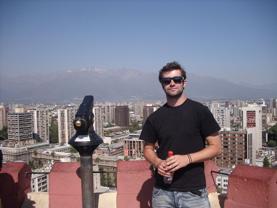 Blick vom Cerro ueber Santiago bis zu den Anden