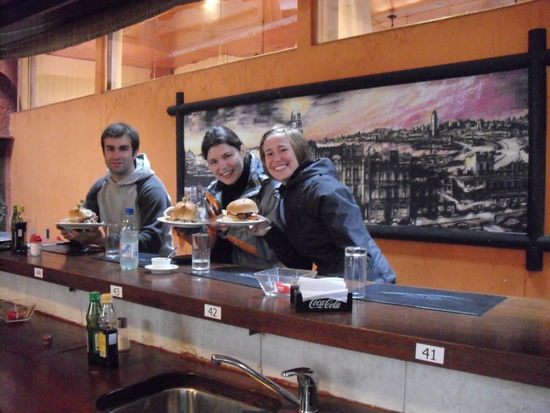 Chivito- und Chorrizo-Burger in der Hafen-Markthalle. So viele Grills (parrillas) wie hier haben wir noch nie auf so engem Raum gesehen!