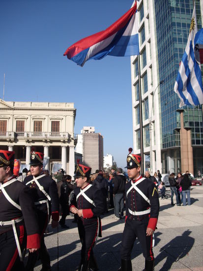 Wachabloesung im Mausoleum des Nationalhelden mitten unter dem Hauptplatz (Plaza Independencia)