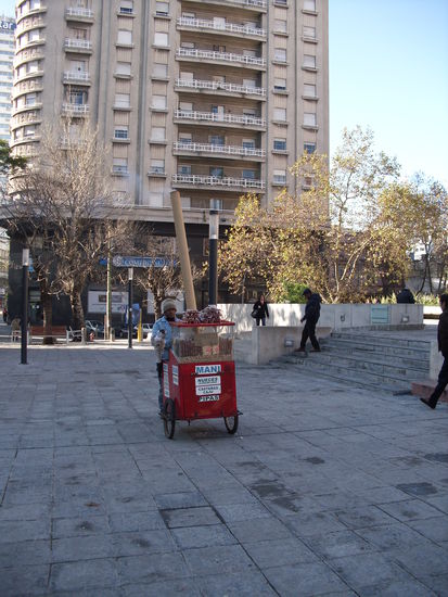 Strassenhaendler, der gebrannte Erdnuesse verkauft - lecker!