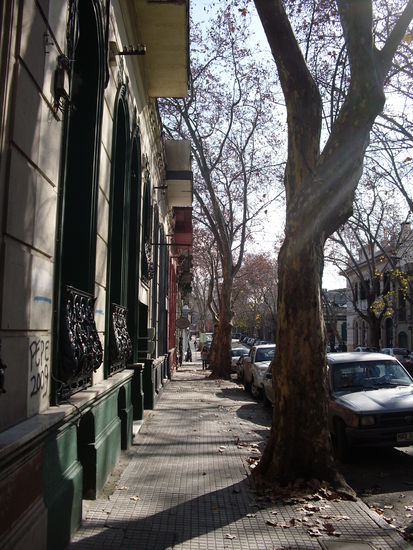 Schoene Strasse mit Antiquitaeten-Laeden in den Kellergaragen.