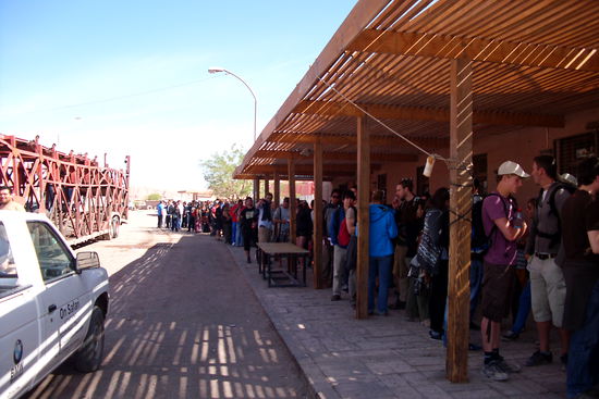 Warten auf den Ausreisestempel in San Pedro