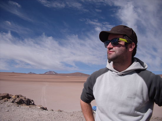 Auf einem Felsen, hinten Wueste, vorne Lagune