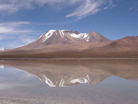 Berg in einer spiegelglatten Lagune