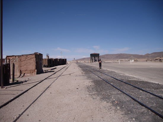 Blick zum Wassertank, rechts der abgekreidete Fussballplatz...
