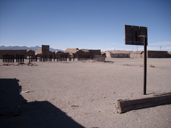 ...hier das Basketballfeld