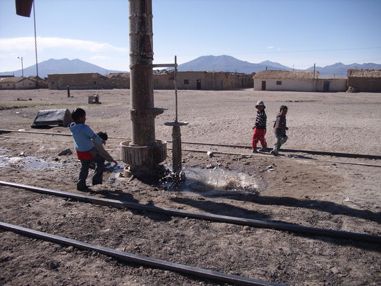 Spielende Kinder an der "Wasserverladestation"