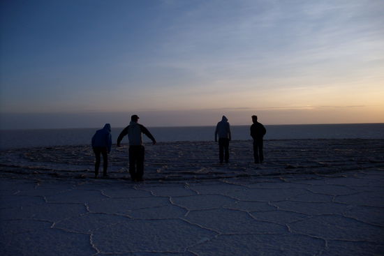 Leider konnte unser Fahrer uns nicht erklaeren, wie diese konzentrischen Kreise mitten im Salar entstehen...diese Frage steht noch auf der Frageliste.