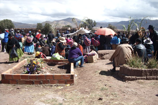 Gemeinsam (mit den Verstorbenen) wird gegessen und gefeiert