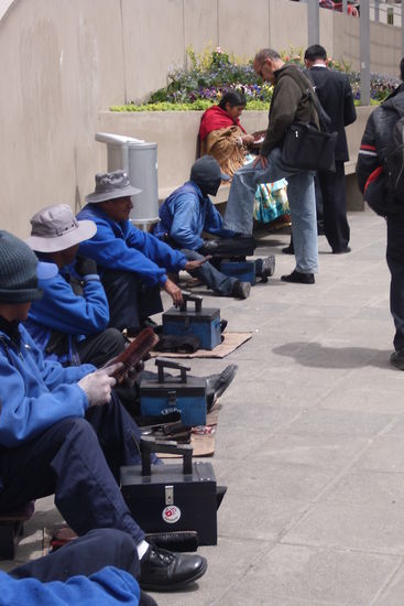 Vermummte Schuhputzerkolonie