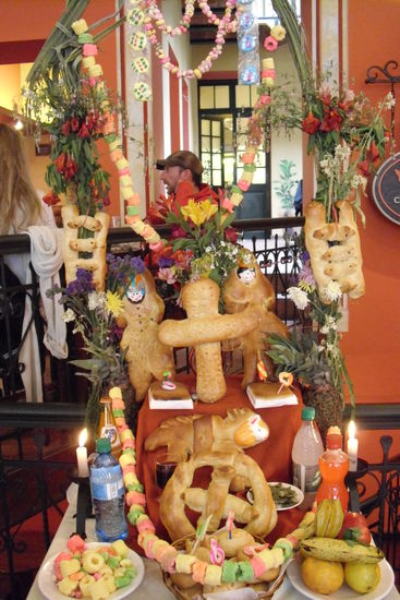 Geschmueckter Tisch zu Allerheiligen mit verschiedenen traditionellen Gebaeckstuecken