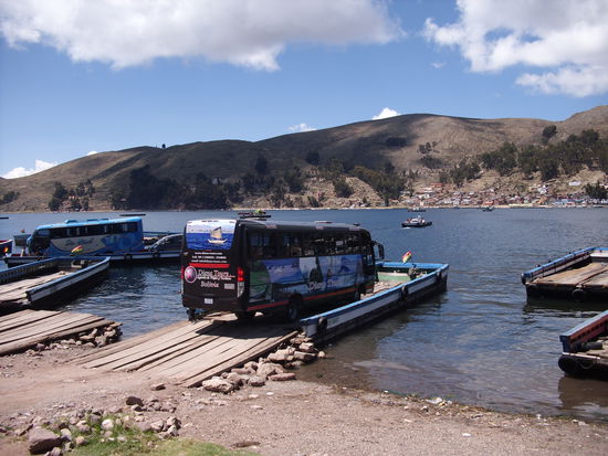 Der Bus wird verladen, die Passagiere werden in kleinen Motorbooten ueber die Bucht gebracht
