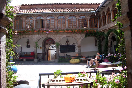 Unser Hostel in einem alten, verwinkelten Kolonialgebaeude - Im sonnigen Innenhof
