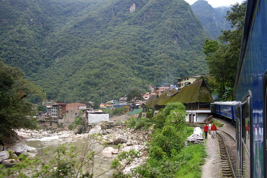 Einfahrt in Aguas Calientes - eine "der haesslichsten und teuersten Kleinstaedte" Perus (sagt unser Reisefuehrer und hat wieder Recht).